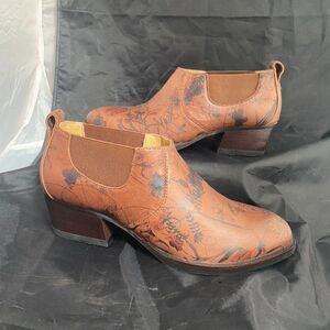Never Worn Bussola Ankle Boots Booties -- Size 35